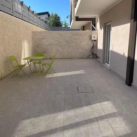 Apartman Modern With Private Garden